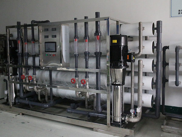 工業(yè)反滲透凈水設備:提升生產(chǎn)水質(zhì)的可靠解決方案 工業(yè)反滲透凈水設備:提升生產(chǎn)水質(zhì)的可靠解決方案